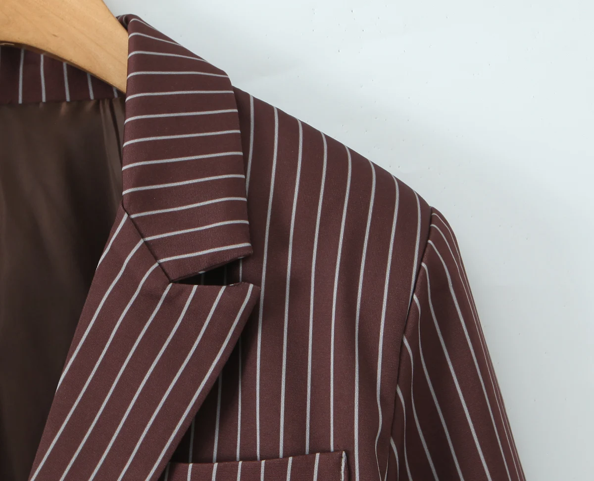 Żakiet damski oversize w stylu boyfriend vintage z długim rękawem, wywijanymi mankietami, w paski w kolorze chill brown, z klapami, luźny krój, moda 2025.