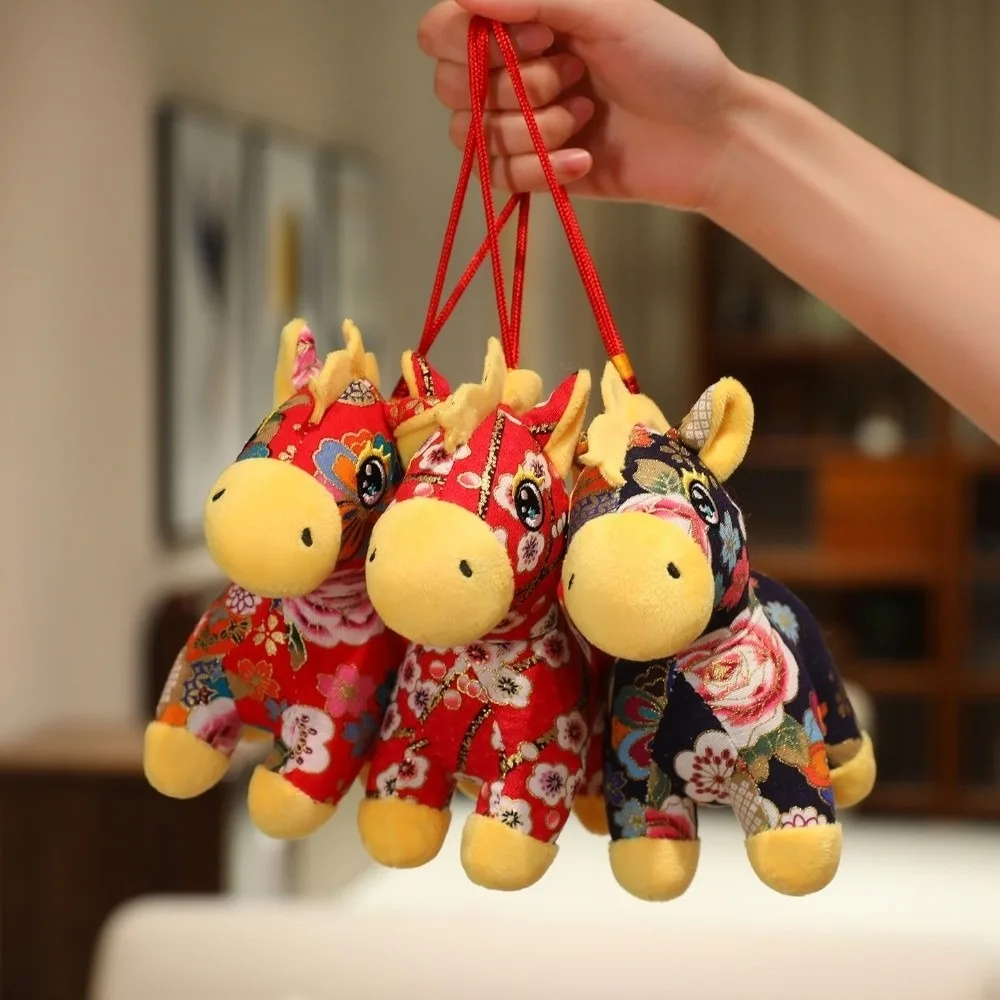 かわいいぬいぐるみ馬のぬいぐるみ人形 馬年マスコット 20cm ポニーペンダント 中国風ソフトぬいぐるみポニーペンダントバッグチャーム