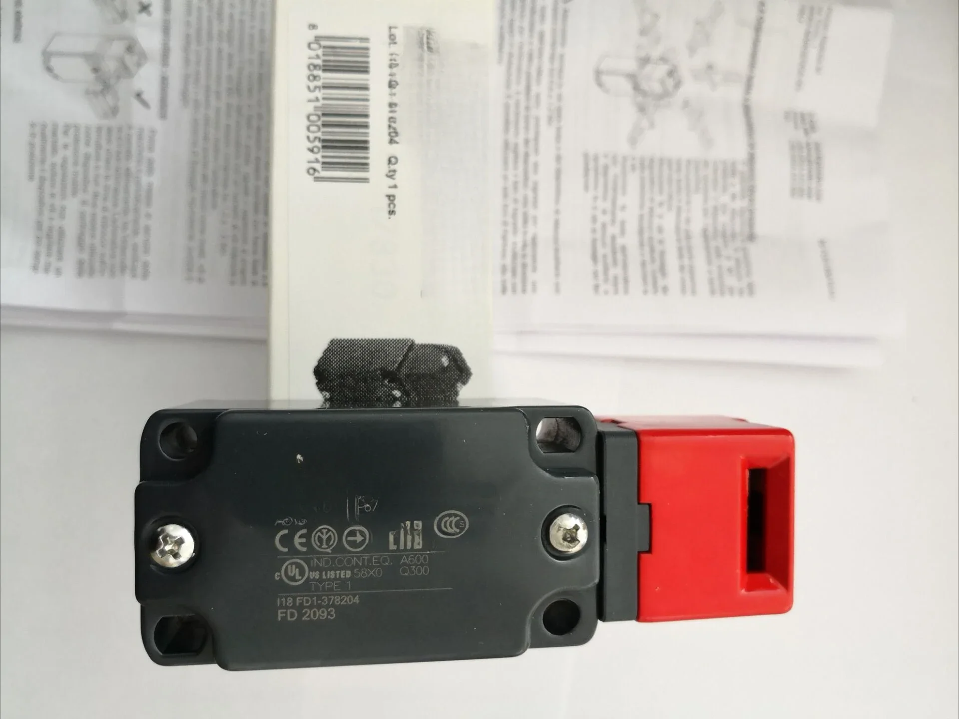 Safety door switch FD 2093 can be matched with safety handle VF-S13AP-301