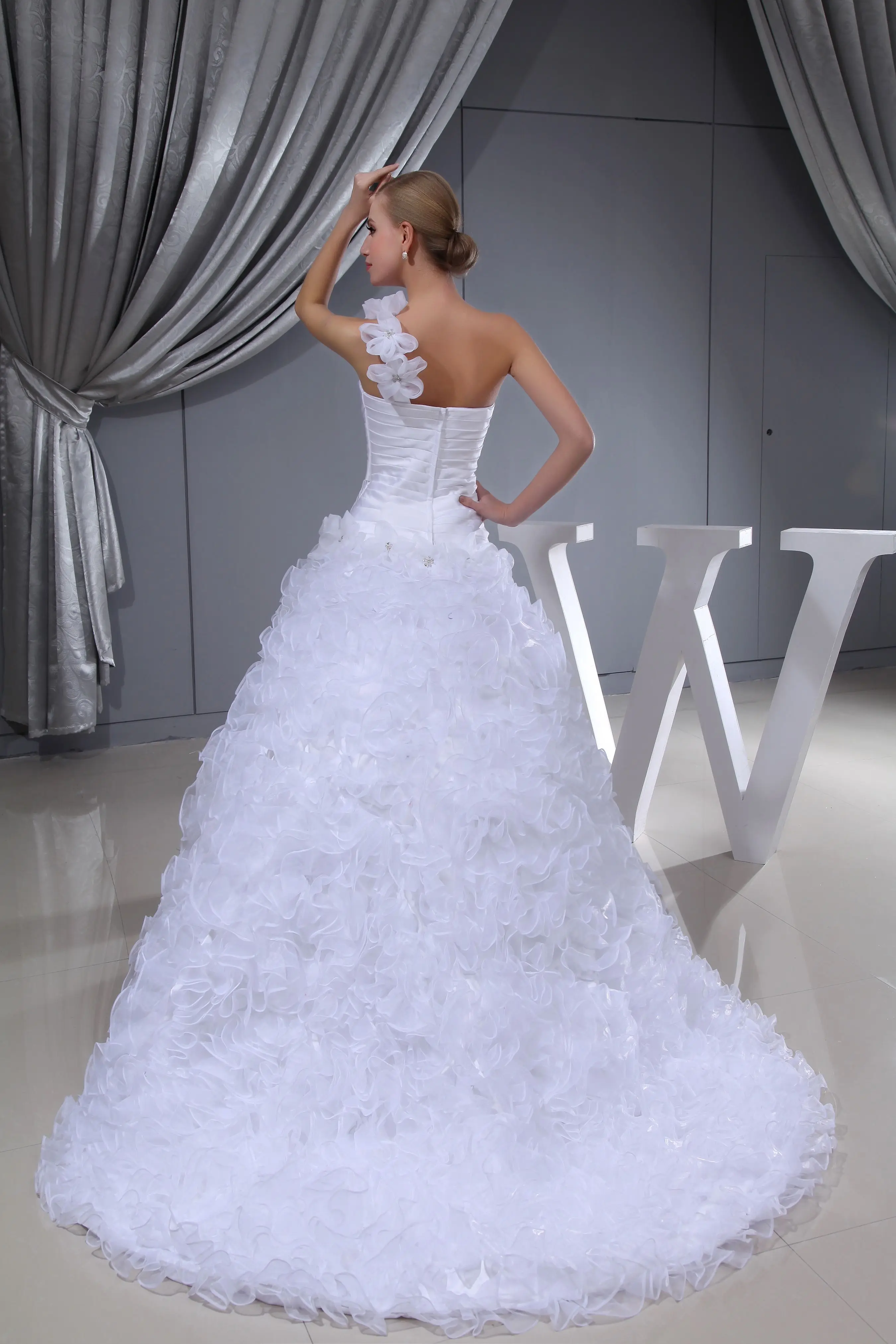 Abiti da sposa bianchi una linea Sweetheart Floor-Length Sweep Train Applique Crystal Organza abiti da sposa lunghi senza schienale