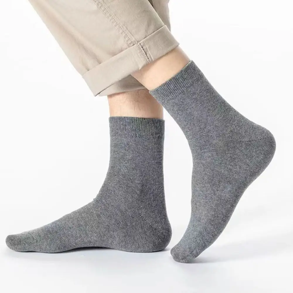 高品質のクラシックメンズソックスは暖かく保ち、通気性のあるメンズミッドチューブソックス、柔らかく快適なクルーソックス、秋と冬に最適です。