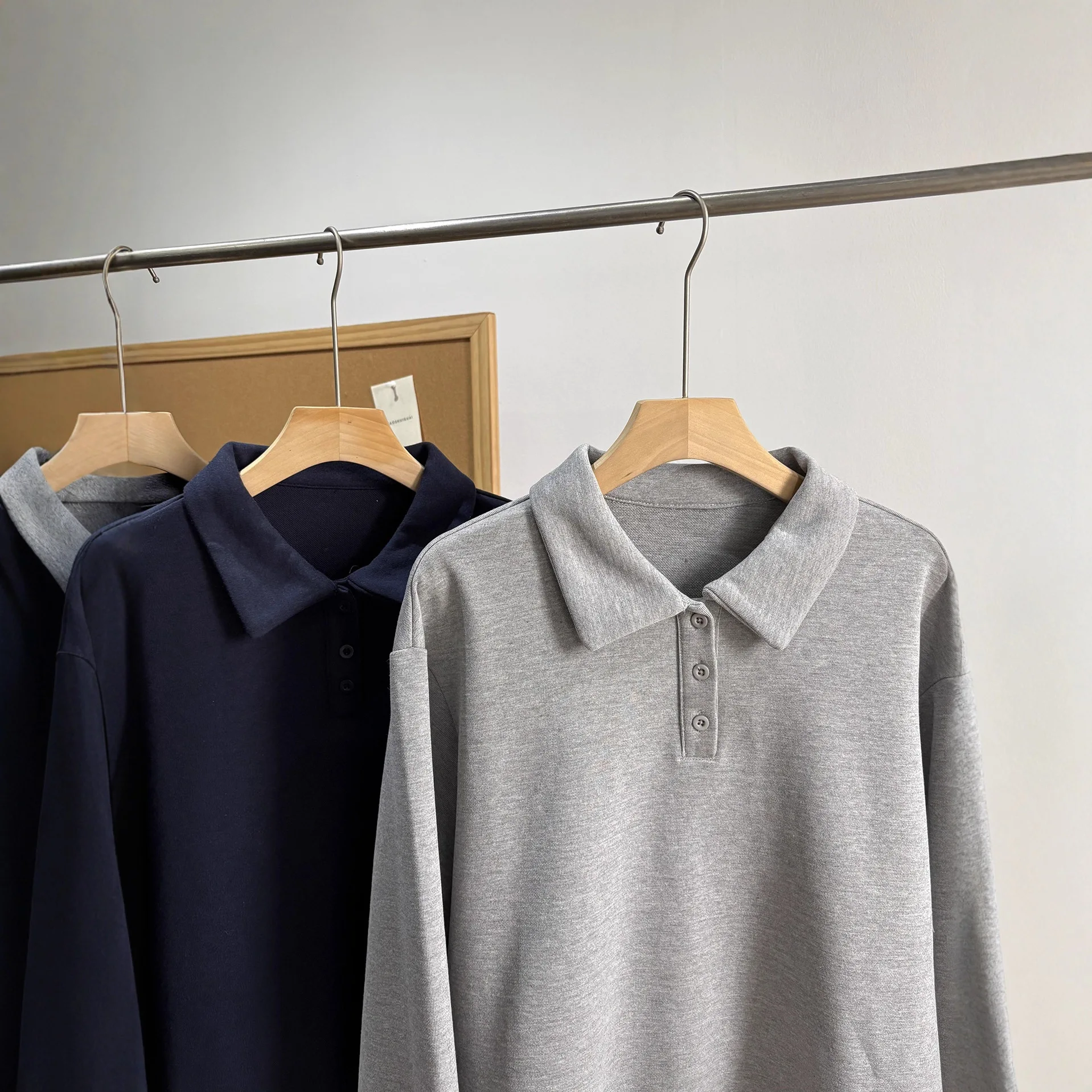 Bluza wkładana przez głowę z kołnierzykiem polo, zapinana na trzy guziki, luźna, wyszczuplająca, bawełniana, w kolorach: czarny, szary, granatowy, idealna na wiosnę i jesień.