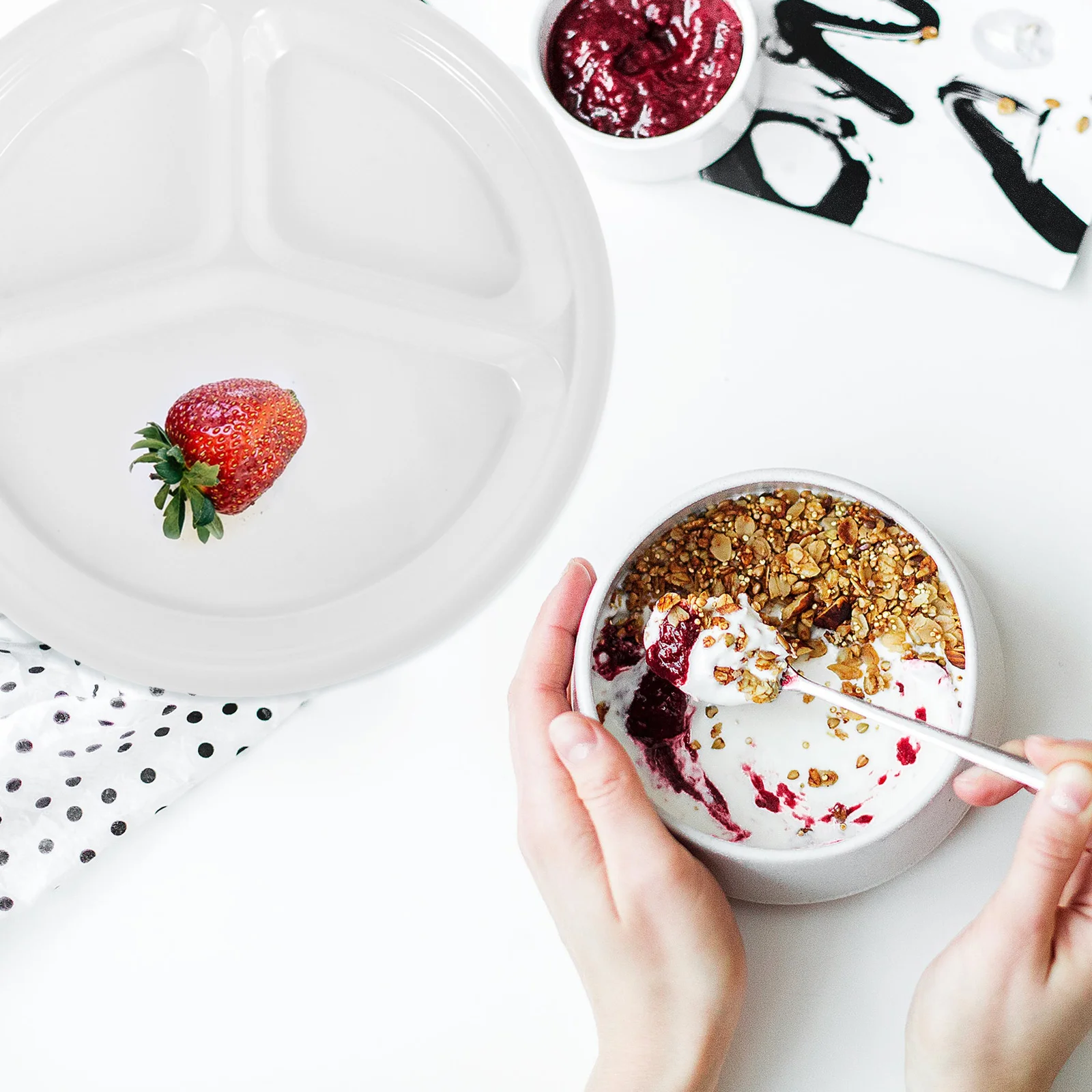 

4pcs Multi-Function Divided Round Fruit Plates Restaurant Dinner Plates Household Use Melamine Dinnerware Sets Non-Slip