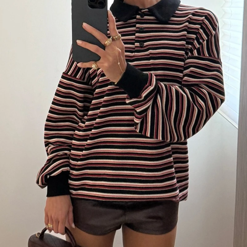 2025년 출퇴근에 적합한 스타일리시하고 캐주얼한 디자인의 가을 신상 루즈핏 레트로 스트라이프 긴팔 폴로셔츠