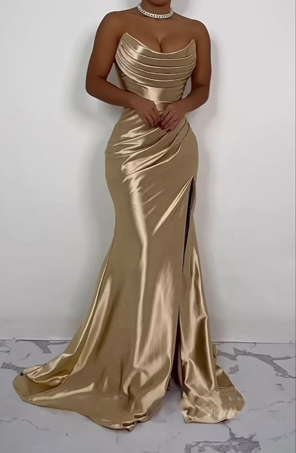Vestidos de fiesta de sirena dorados champán, vestido de fiesta de noche sin espalda con escote en forma de corazón, vestidos de dama de honor de satén con abertura lateral personalizados