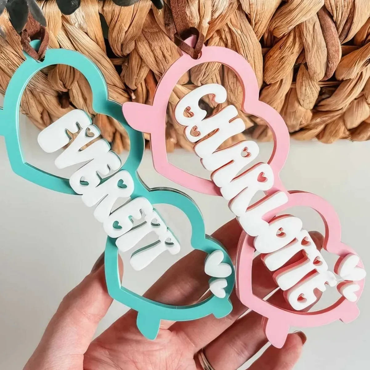 chaveiro-personalizado-em-acrilico-com-nome-formato-de-Oculos-de-sol-coloridos-efeito-3d-placa-de-identificacao-chaveiro-personalizado-para-decoracao-de-cesta