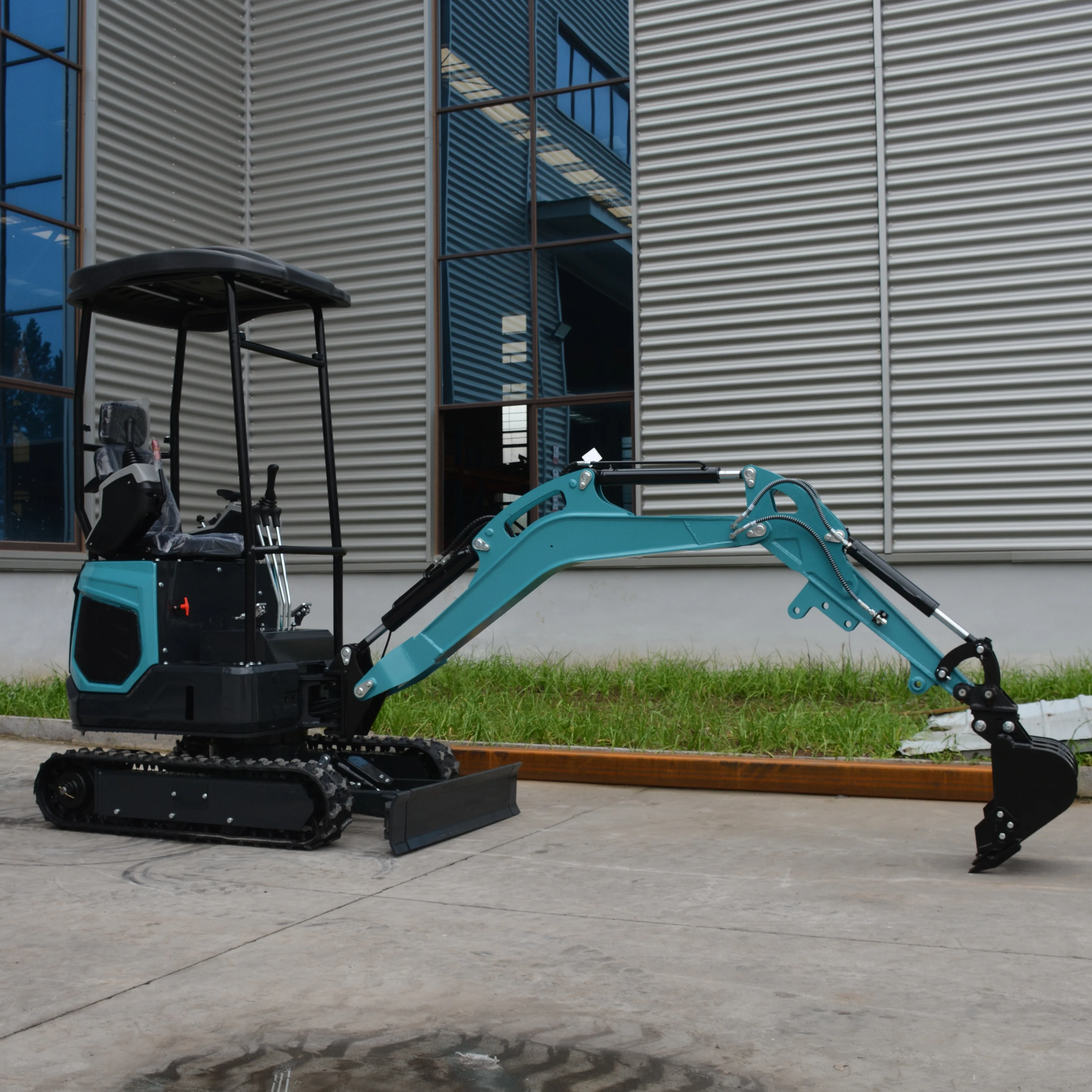 

1,8-тонная мини-экскаваторная ферма с использованием гусеничного мини-экскаватора Kubota на продажу по скидке 60% цены.