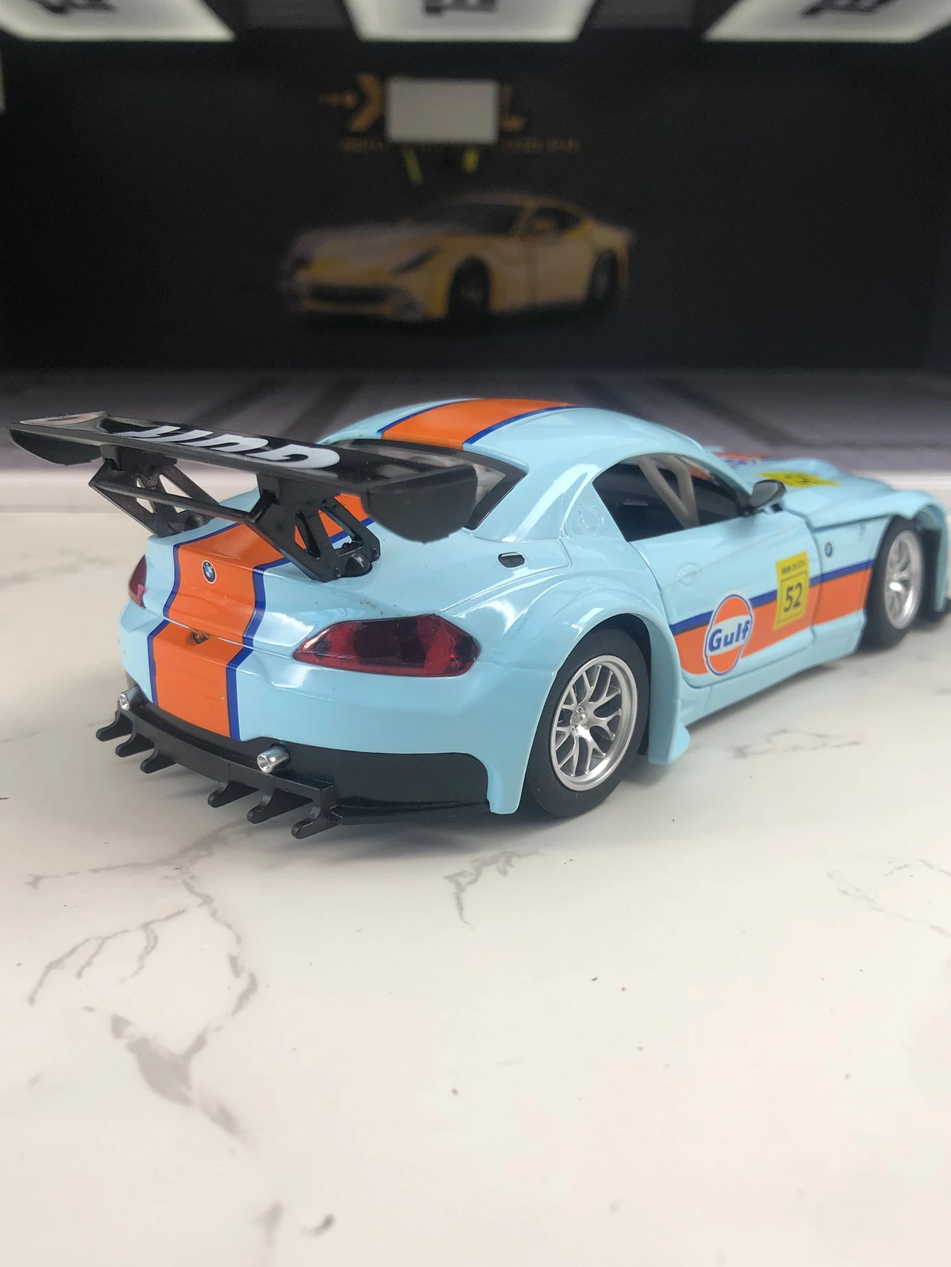 CCA 1:24 Simulation Zinklegierung BMW Z4 GT3 Gulf Modellauto, statisches Ornament, Sammler-Geschenkauto aus Metall