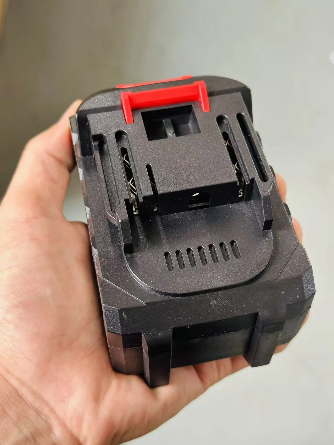 

Аккумулятор литий-ионный перезаряжаемый для электроинструментов Makita 18V/21V MAX, зарядное устройство в комплекте.