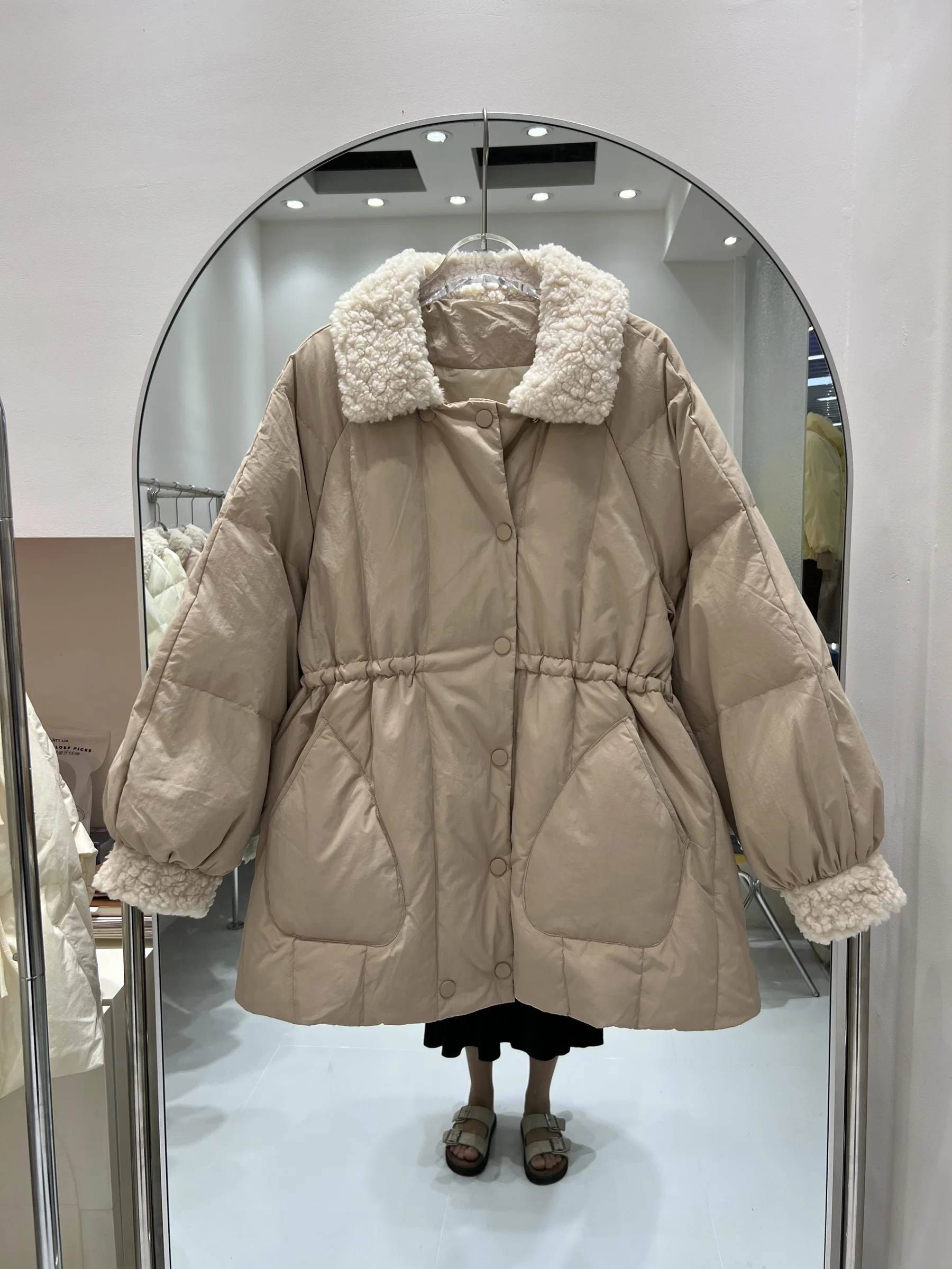 معاطف فضفاضة بلون واحد معاطف سميكة دافئة للسيدات لشتاء 2025 سترات نسائية موضة جديدة باللون الأبيض مبطنة للأسفل للسيدات #1