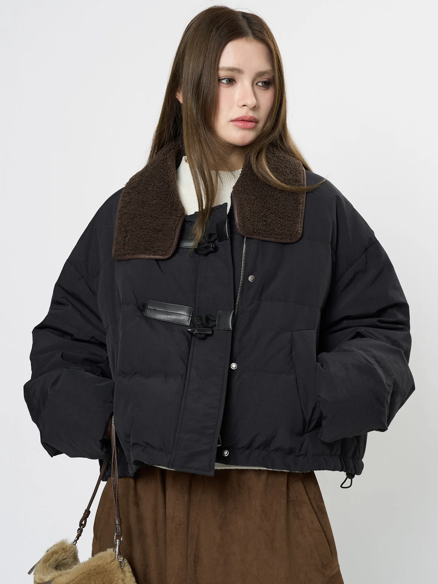 Lässige, einfarbige, langärmlige, lockere Daunenjacke mit Revers für Damen im Winter