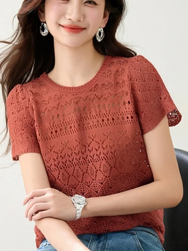 قميص نسائي بأكمام قصيرة صيفي بتصميم جديد مجوف خفيف وفضفاض أنيق مضاد للشيخوخة مصنوع من البوليستر المحبوك