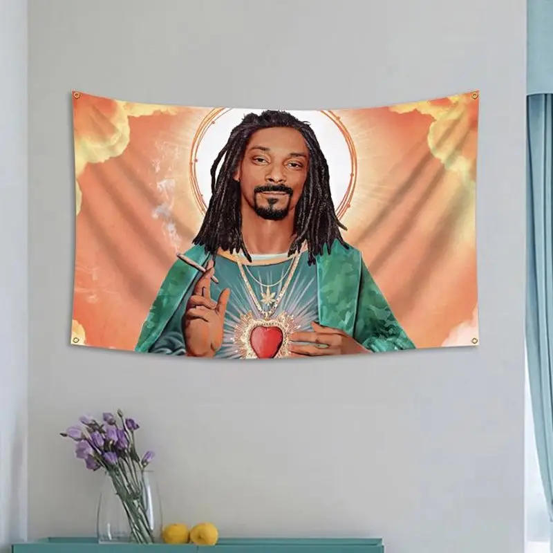 VIKAMA Wandteppich im religiösen Stil mit Snoop Dogg, Heiligen-Halo und orangefarbenem Hintergrund – Wanddekoration für Wohnzimmer – Detail 3