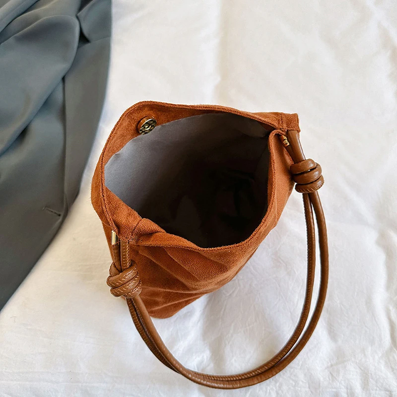 Damen-Handtasche aus Wildleder mit großer Kapazität und Buchstabenmuster, magnetische Schnalle, Samt, PU-Unterarmtasche im Retro-koreanischen Stil – Detail 32