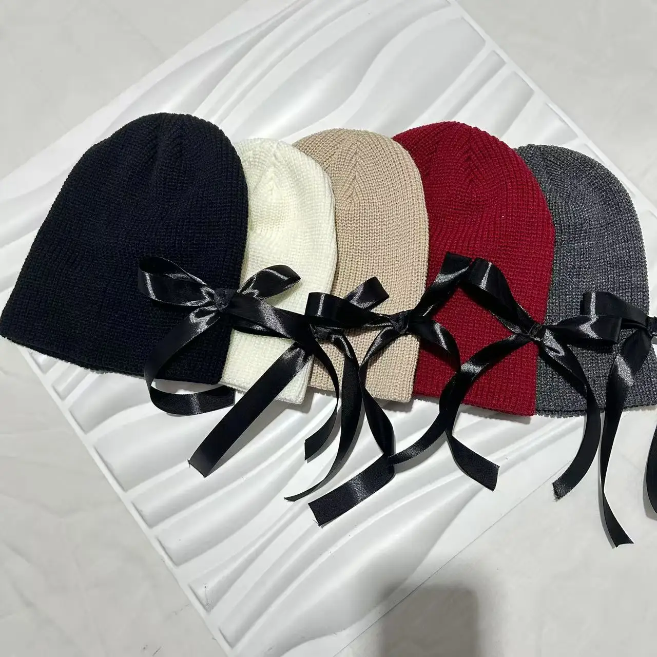 محبوك قبعات حريمي للنساء القوس الأشرطة Skullies قبعات السيدات الخريف الشتاء الدافئة بيني قبعة في الهواء الطلق سدادات حماية الأذن بونيه