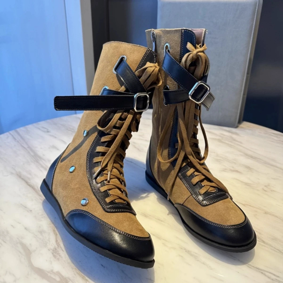 

Женские ботинки на плоской подошве, весенне-осенние модные замшевые ботинки в стиле ретро, модные ботинки с заклепками и пряжкой на ремне