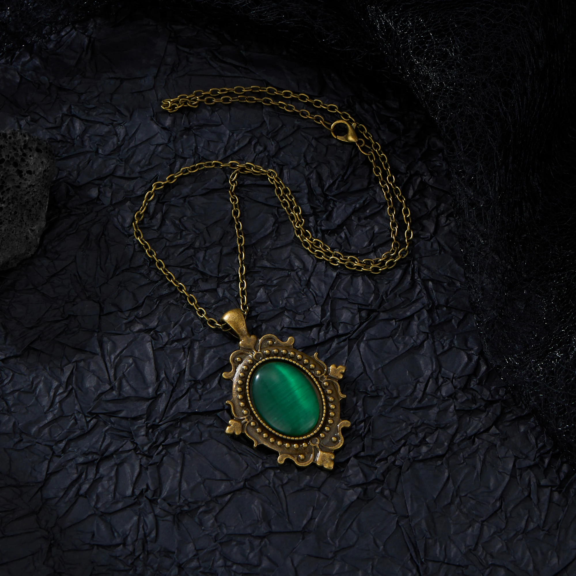 Tendencia europea y americana gótico verde rojo vampiro misterioso bruja pagana joyería Retro relieve colgante collares regalo