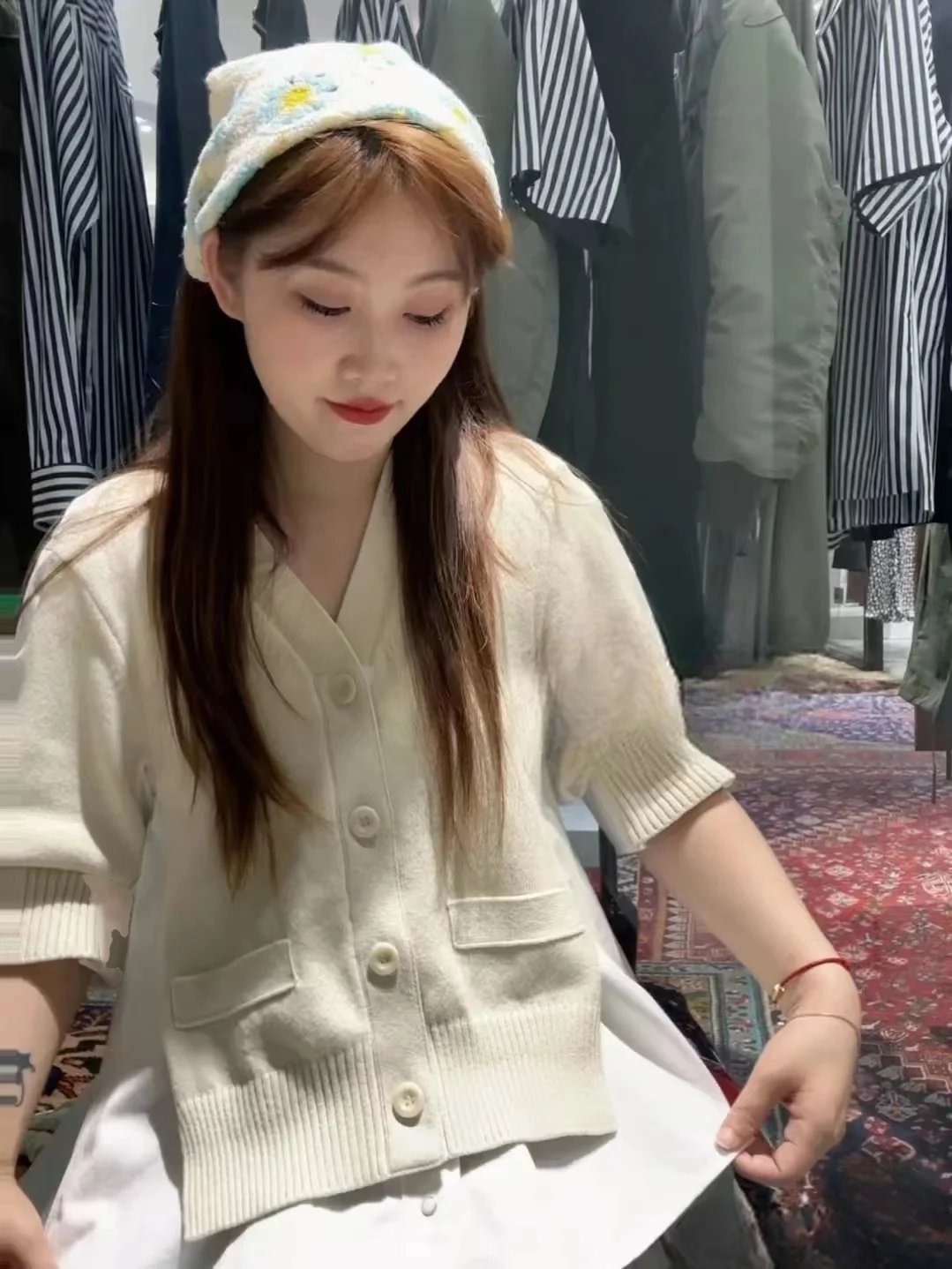 FOG SACAI Otoño 2024 Nuevo cárdigan abierto de punto con un solo botón y cuello en V de mezclilla empalmado de cinco mangas d...