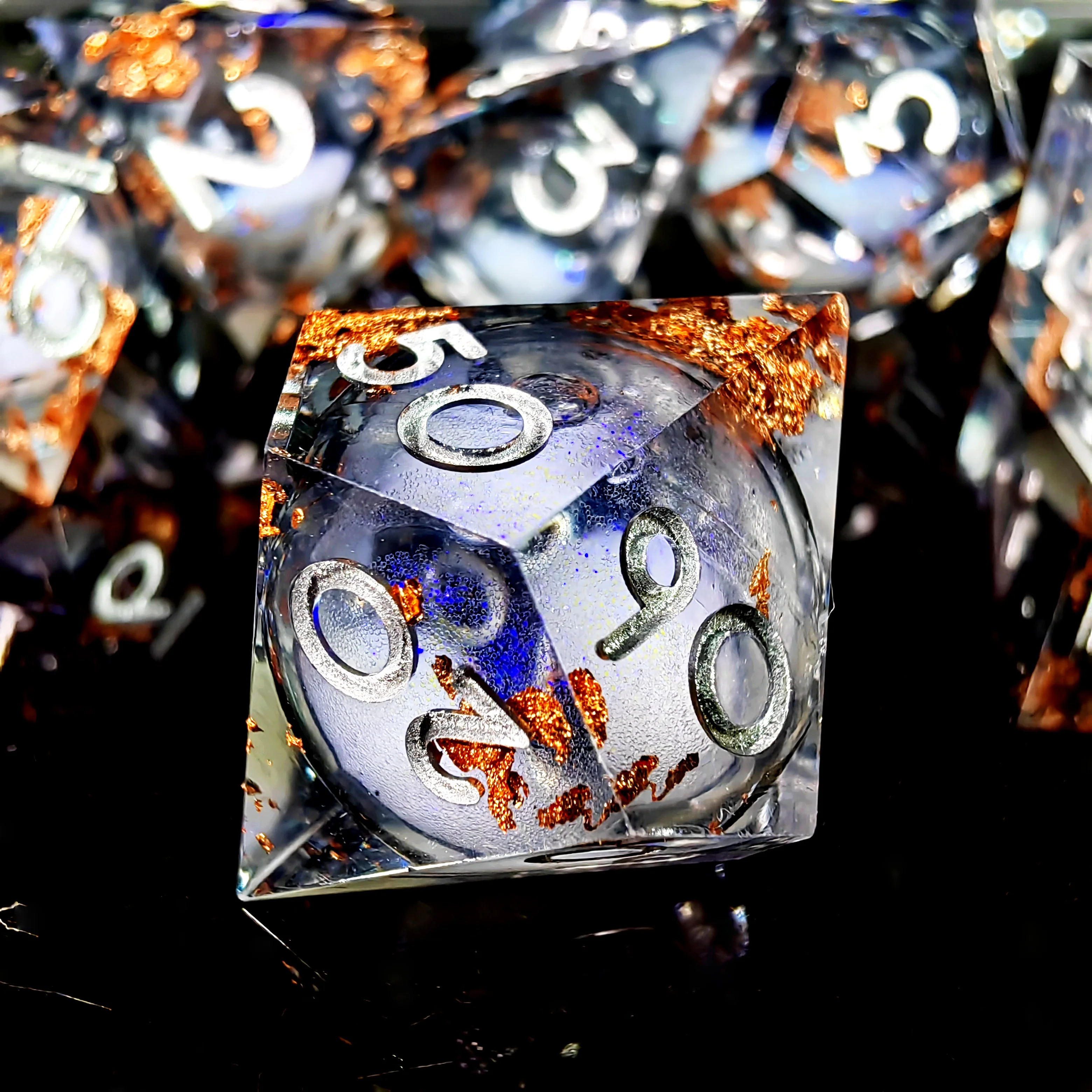 مجموعة نرد DnD - نرد راتينج مكون من 7 قطع مع رمل متدفق رمادي، وأرقام فضية شفافة لسطح الطاولة RPG وألعاب الطاولة