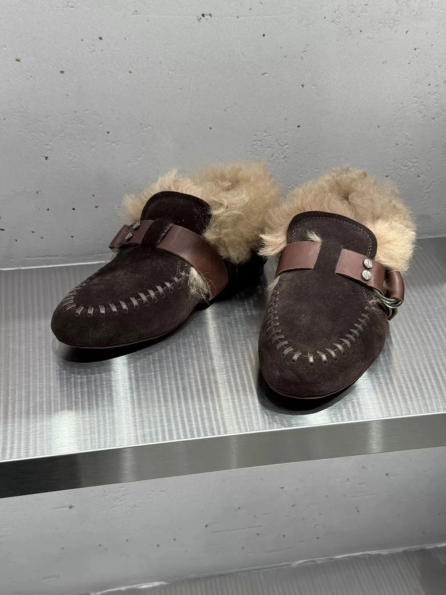 Women's Suede Shearling-Lined Mules Buckle Accent Cozy Cuff Warm Chic Style for Autumn/winter Daily Outings Fashion Casual Looks