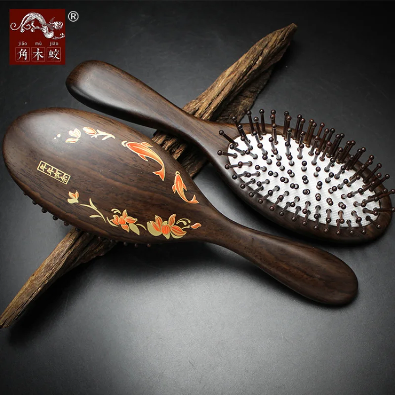 

Расческа-подушка с ручкой из черного эбенового сандалового дерева, украшенная росписью в стиле «рогатая стрекоза», с лаковым покрытием.