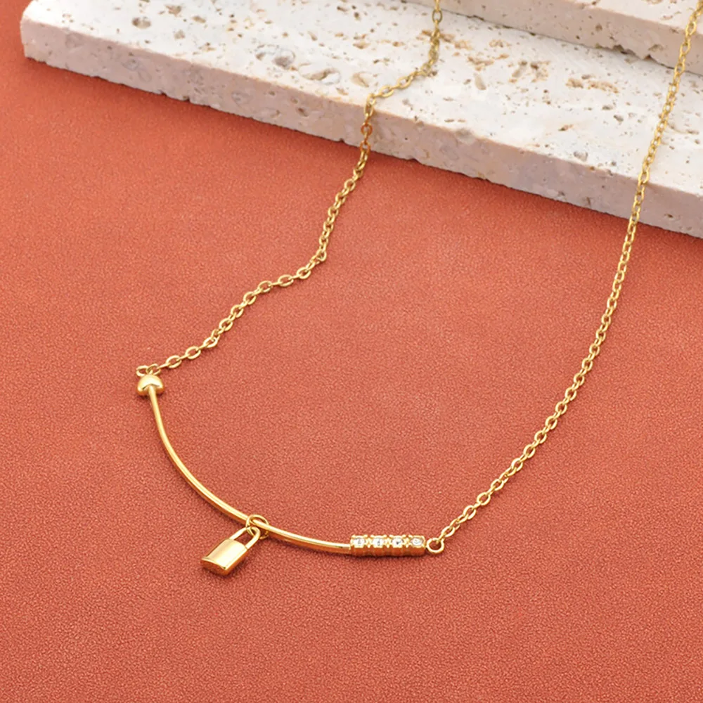 Lokaer Edelstahl-Halskette mit Pfeilen und Schloss, dünne Kette, Zirkon-Halskette für Damen, 18 Karat vergoldet, modischer, schlichter Schmuck, Geschenk N26016