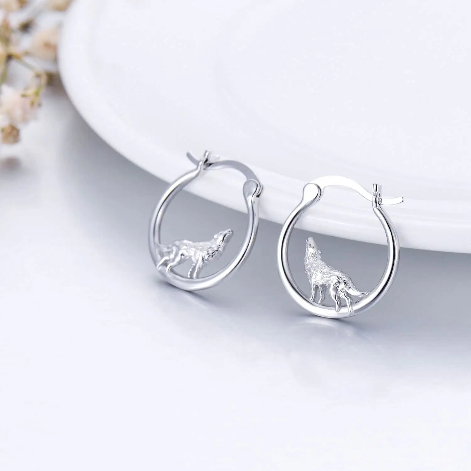 Harong Disign New Wolf U-shaped Earrings Fashion Simple Silver plated Animal Glossy Jewelry for Woman Girl Cool Accessories Gift