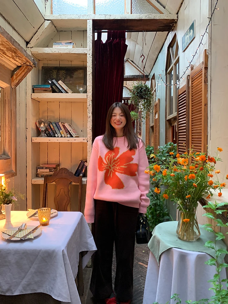 Brązowe sztruksowe spodnie damskie z szerokimi nogawkami, luźny krój, styl retro, wysoki stan, bawełna 100%, moda do pracy.