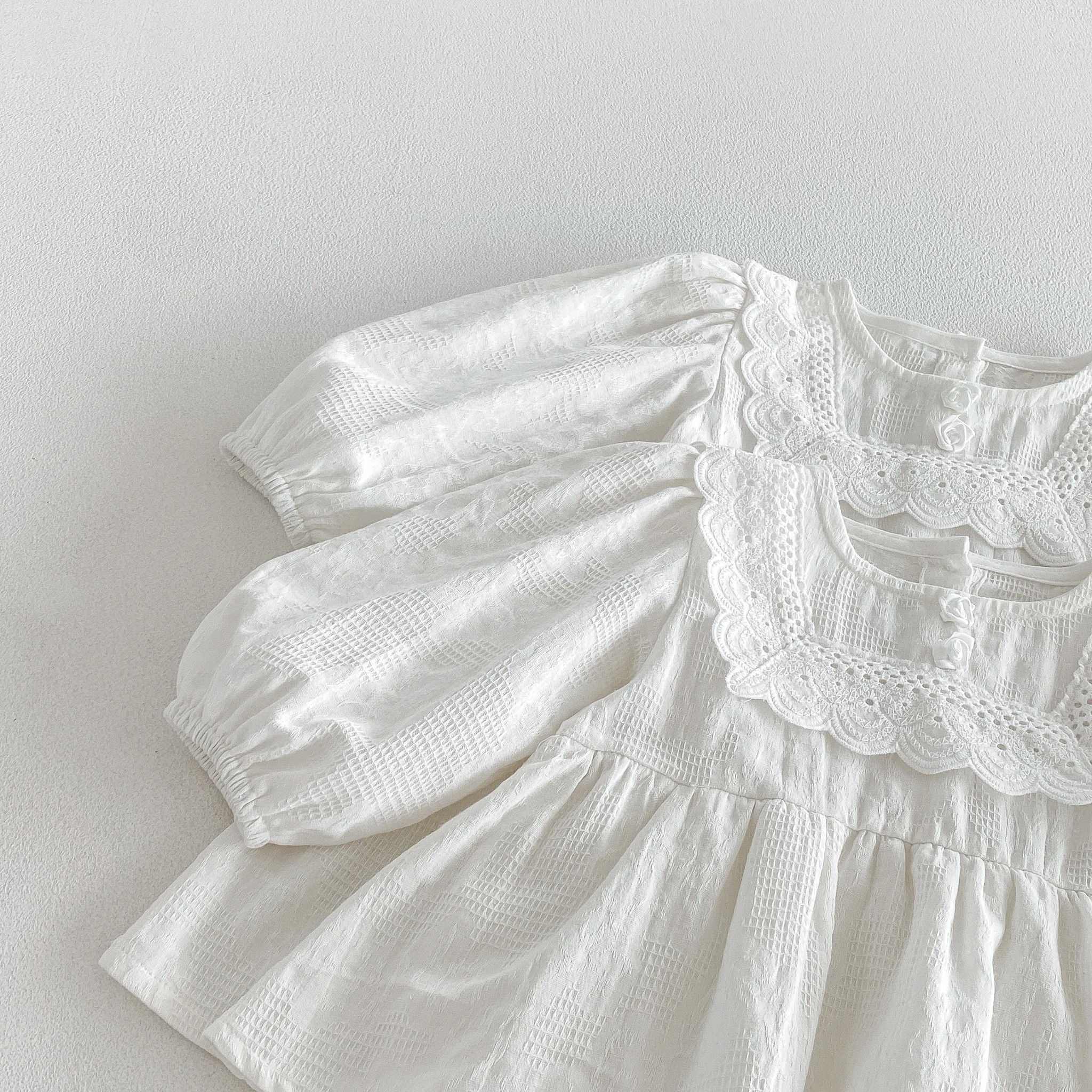2026 Herbst Babykleidung Süßes Mädchen Baby Weißer Schlafanzug Langarm Prinzessinnen-Stil Rüschenkleid und Strampler – Detail 7