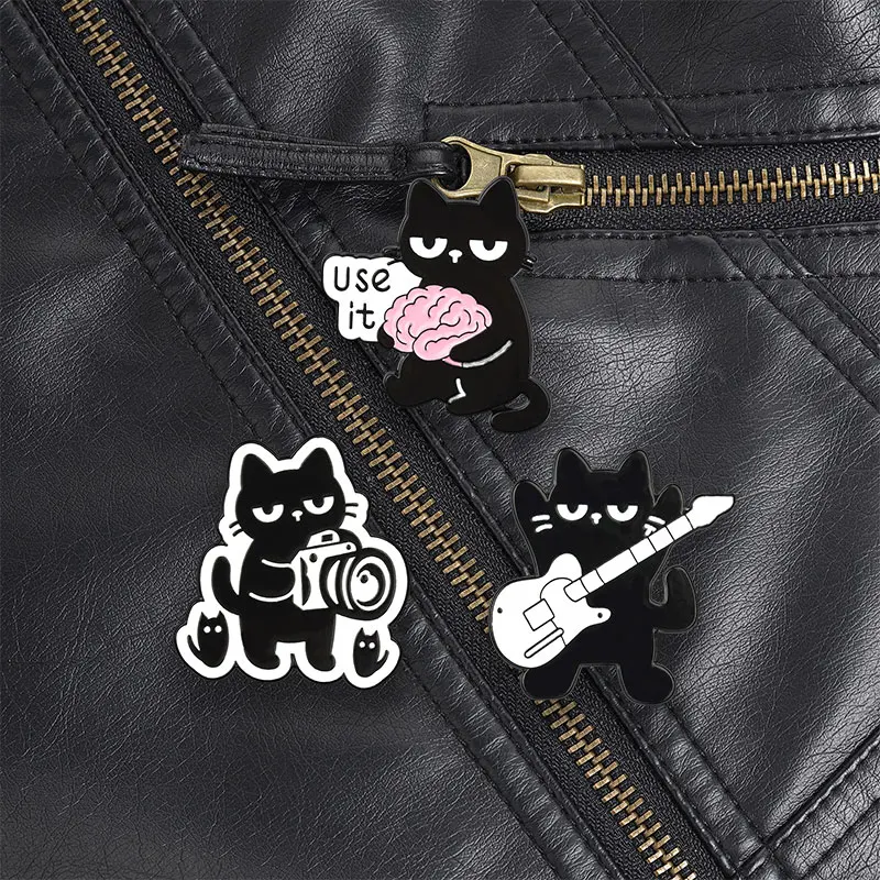 Schwarze Katze Rocker mit E-Gitarre Emaille-Anstecknadel Cooler Punk-Stil für Musikliebhaber und Ausgefallenes Alltags-Accessoire