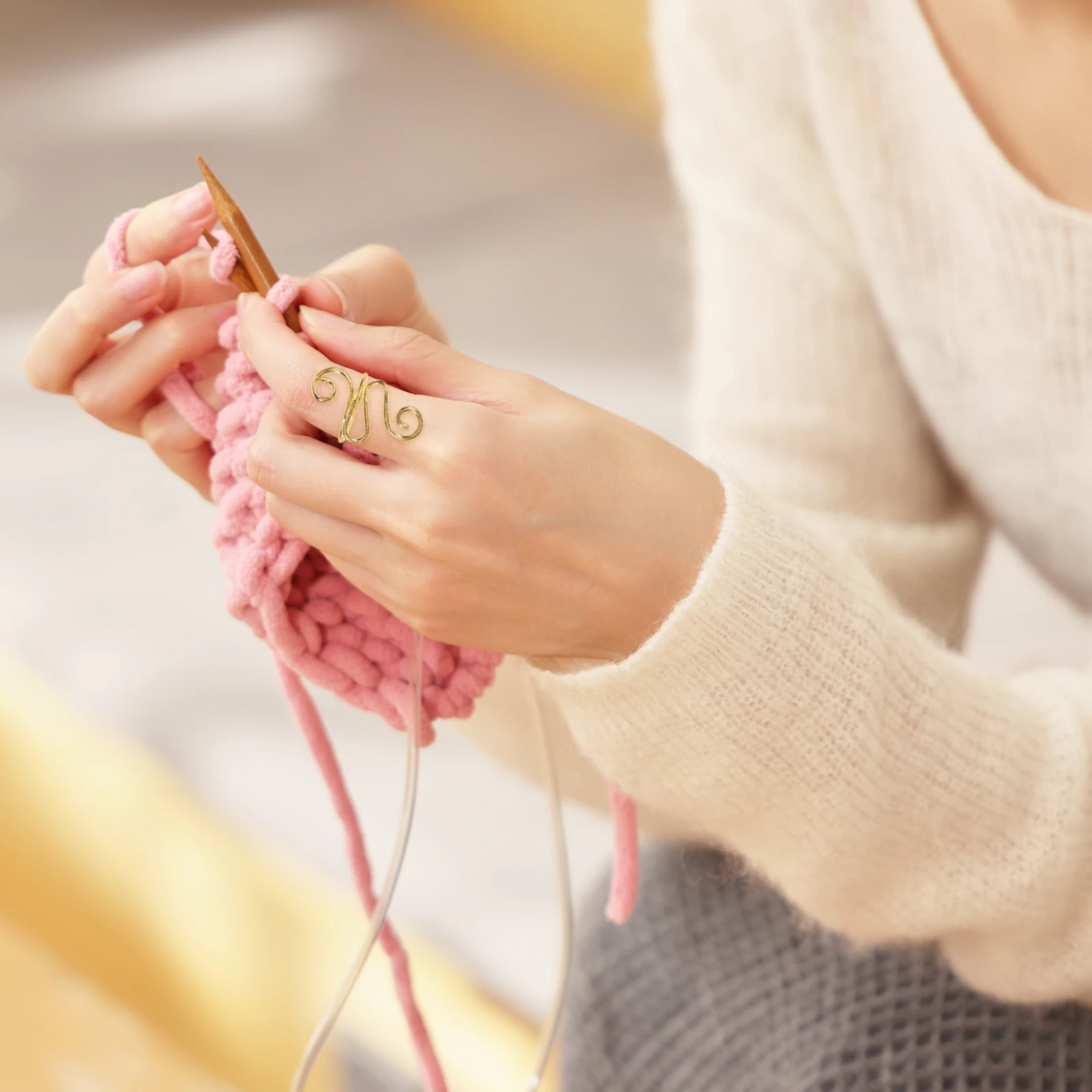 

5Pcs Knitting Rings Professional Creative Crochet Rings Finger Yarn Guide Knitting Accessory Crochet Ring Decorative Ring