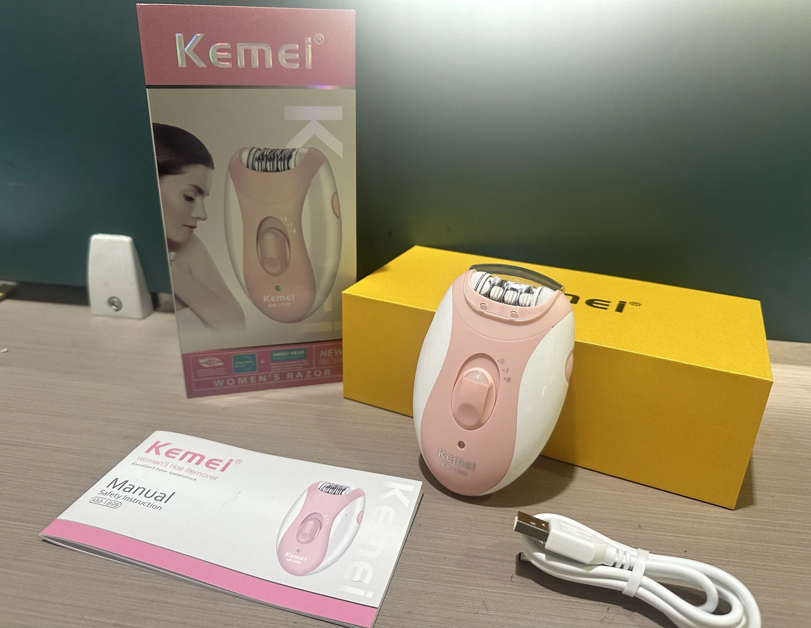 

Kemei Lady's Electric Epilator Two Speed Rechargeable Remover Waterproof Portable Women' Shaver for Legs and Bikini Area KM-189B