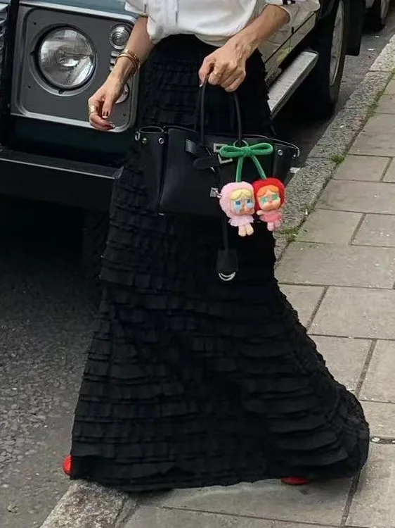 กระโปรงทรงเอไลน์ยาวปานกลาง แต่งขอบลูกไม้สีขาว เอวสูง ทรงเข้ารูป สไตล์แฟชั่นผู้หญิง ให้ความรู้สึกหรูหรา