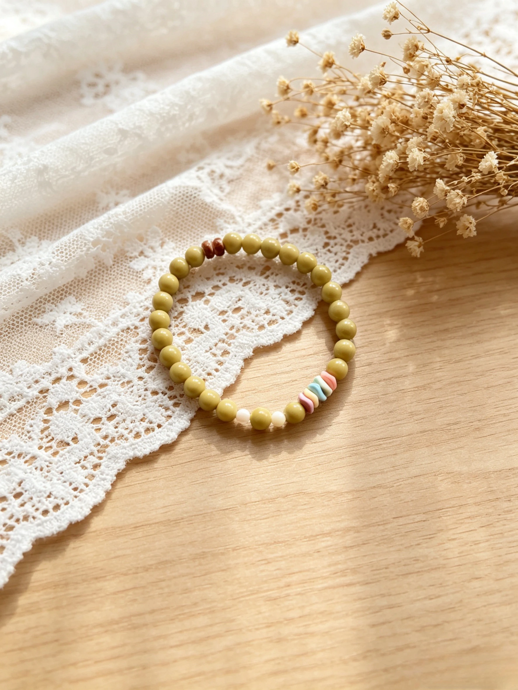 Pulsera de cuentas de matcha verde con detalles coloridos, cordón elástico