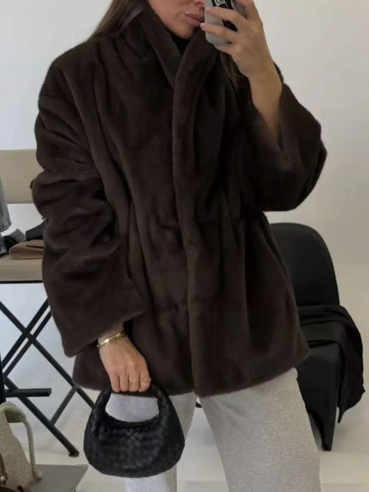 เสื้อโค้ทขนเฟอร์เทียมสไตล์เรียบง่ายสำหรับผู้หญิง DFDG คอลเลคชั่นฤดูใบไม้ร่วง-ฤดูหนาว ปี 2025 ปกตั้ง แจ็คเก็ตขนเทียมหนานุ่ม ดีไซน์เนอร์แบรนด์ดัง เสื้อคลุมกันหนาว