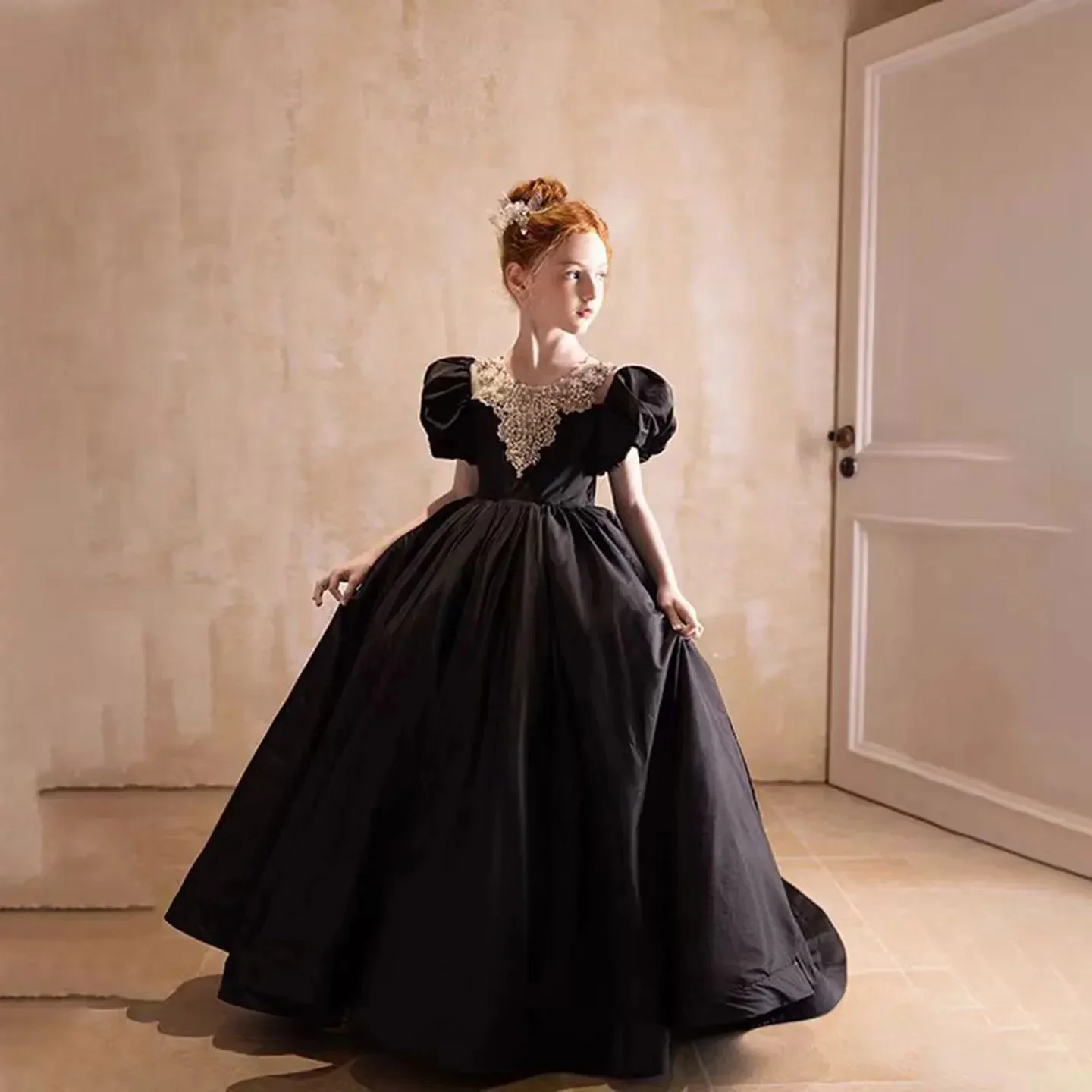 Abiti da ragazza di fiore neri per matrimonio Splendide perle di cristallo Elegante principessa Prima Comunione Abito da ballo Quinceanera personalizzato