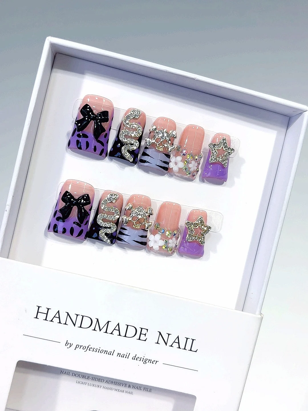 

Фиолетовый леопардовый череп, змея, стразы, пресс для ногтей (L192)