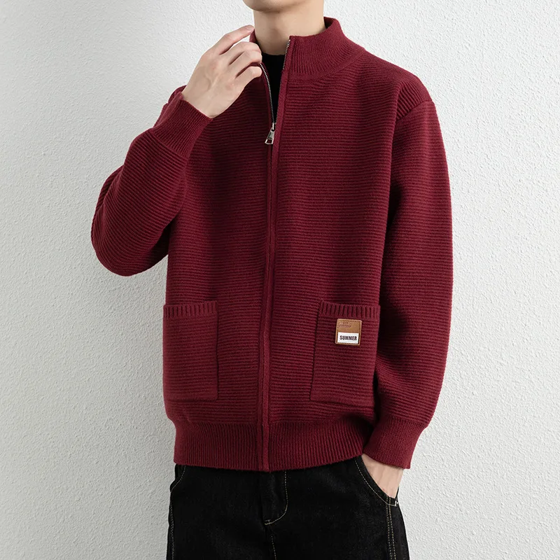 

Мужской кардиган с воротником-стойкой — однотонный трикотаж для праздничного сезона (зимняя коллекция 2025 г.)