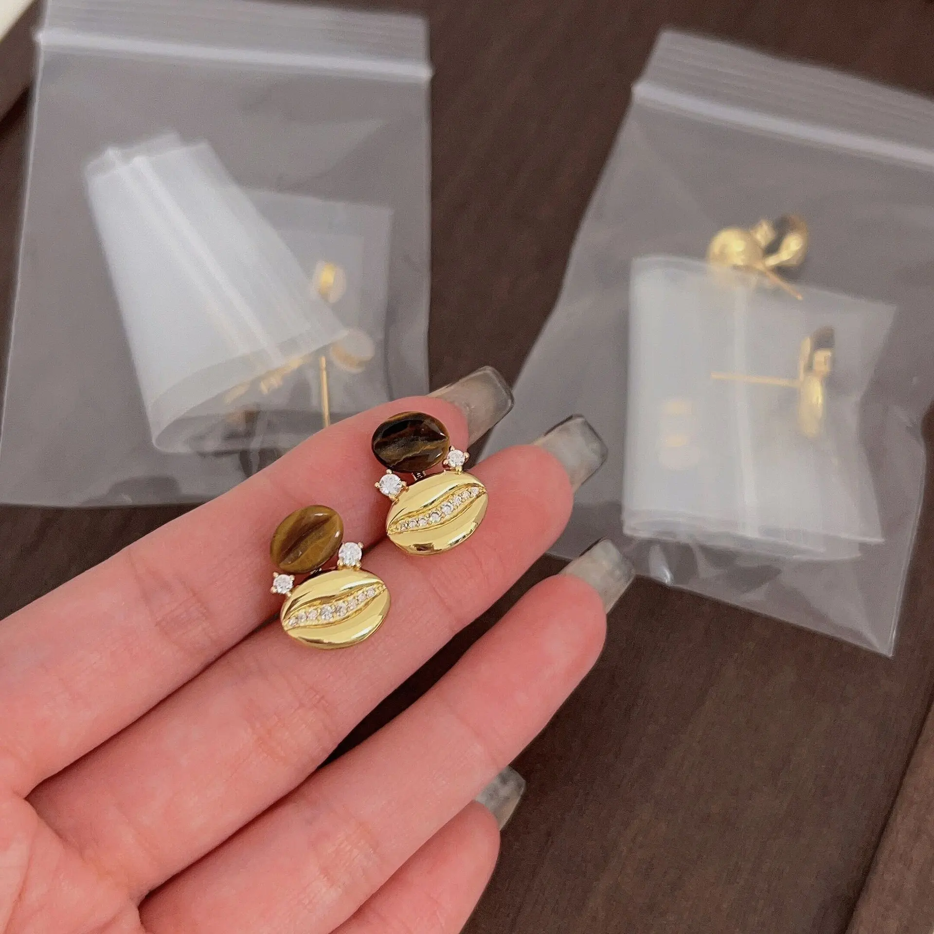 

Unique Design Coffee Bean Stud Earrings Inlay Zircon Simple Coffee Lover Statement Earrings Expensive Jewelry Accessories Gifts