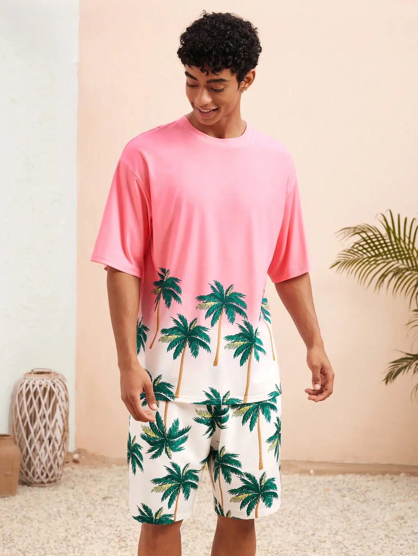 Conjunto de camiseta y pantalones cortos informales de punto de manga corta con estampado de palmeras de verano para vacaciones en la playa para hombre