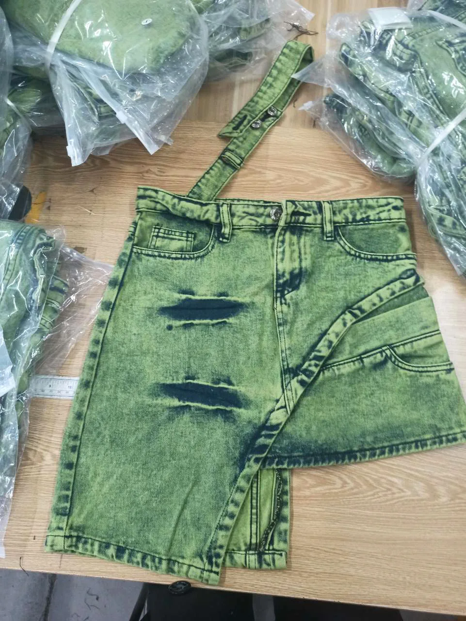 Europa en de Verenigde Staten trend groene denim rok met enkele riem, damesrok met onregelmatig ontwerp