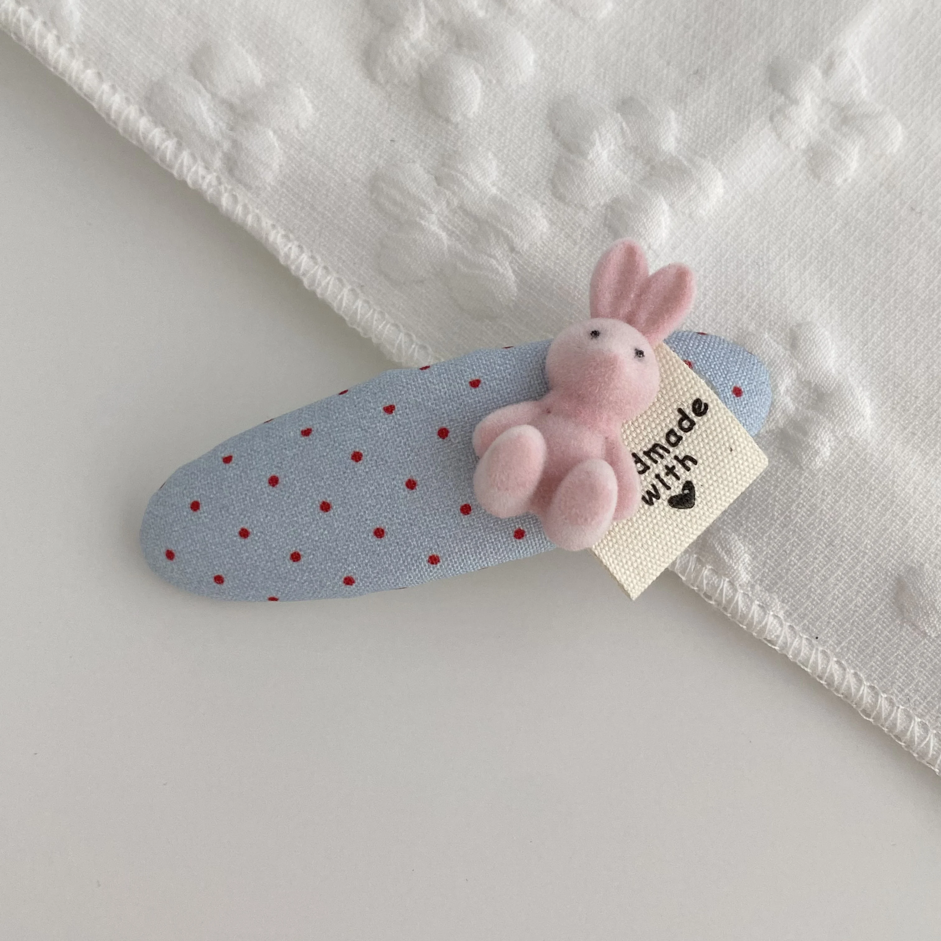 2er-Set niedliche blaue Stoff-Haarspangen mit rosa Hasen- und Herz-Dekor, süße gepunktete Entenschnabel-Clips für Mädchen, hübsch für den Alltag – Detail 6