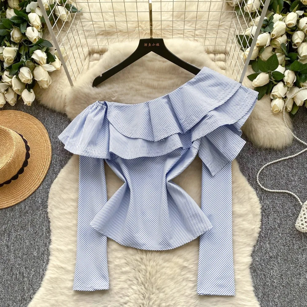 

Рубашка с открытыми плечами, асимметричными оборками и длинными рукавами в полоску — модный облегающий женский топ