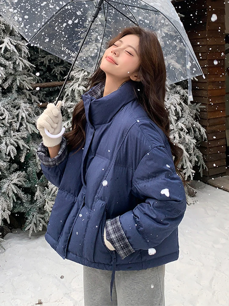 

Женская модная приталенная куртка-пуховик с воротником-стойкой, в клетку, с цветными вставками, из белого гусиного пуха, зимняя коллекция 2025, новинка, маленький размер