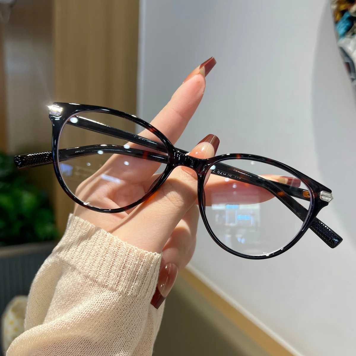 Artistic Retro Women's Flat Glasses with High Aesthetic Appeal, Cat-Eye Style, Casual and Versatile, Visual Protection