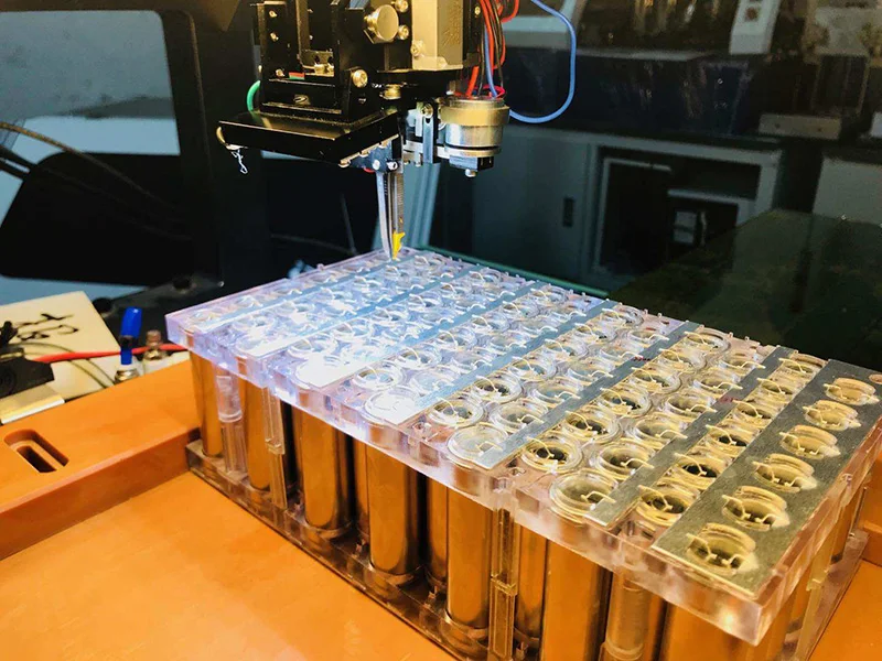 Macchina incollatrice automatica per cavi in alluminio ad ultrasuoni con batteria cilindrica continua 18650 21700