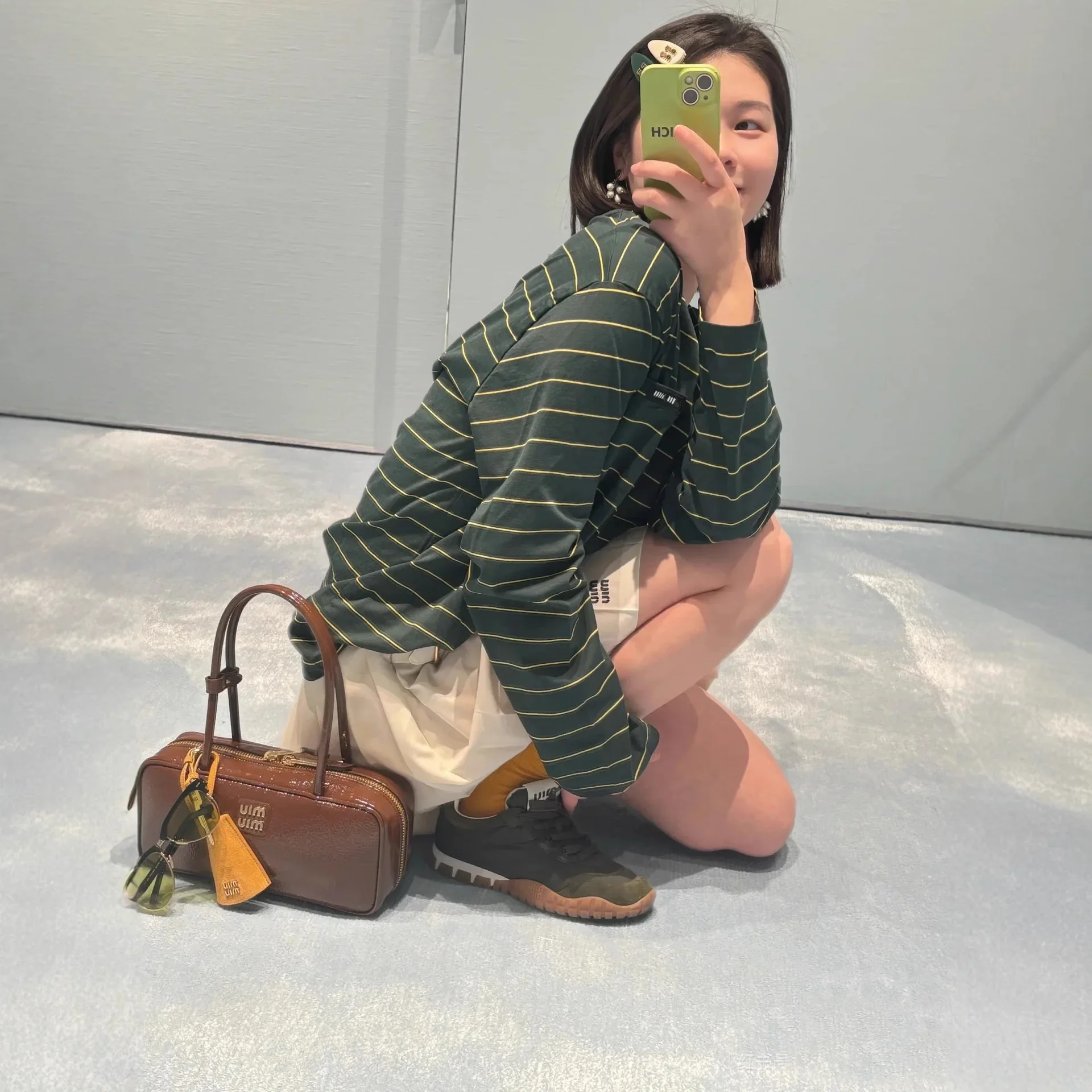 تي شيرت فضفاض مريح بأكمام طويلة تي شيرت نسائي أوائل الخريف للحماية من الشمس قميص عالي الإصدار Miu Home Stripe Pocket Sweatsh #1