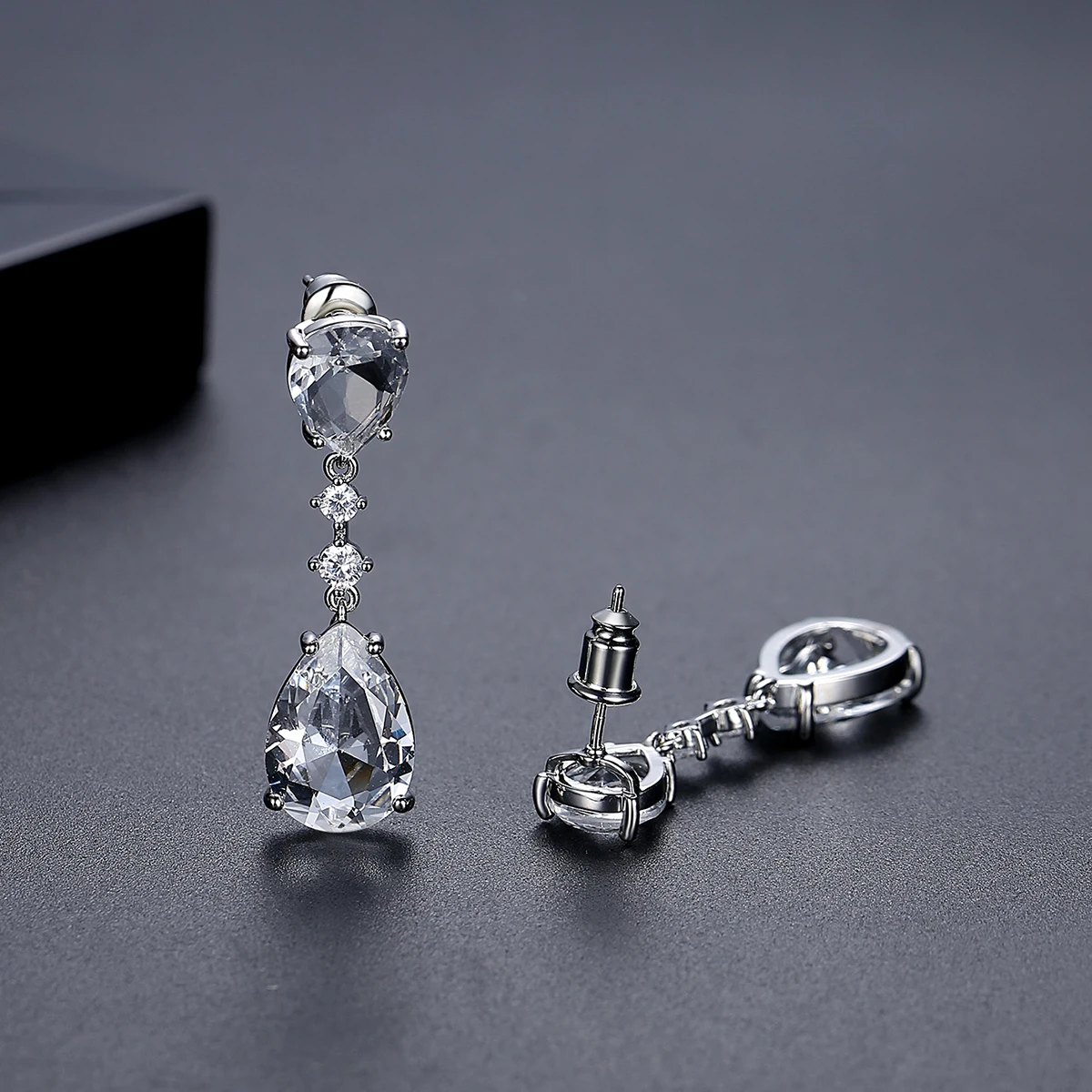 LUOTEEMI قطرة ماء أقراط متدلية من الزركونيا المكعبة للنساء براقة أنيقة براقة تصميم فاخر مجوهرات لحفلات الزفاف إكسسوار