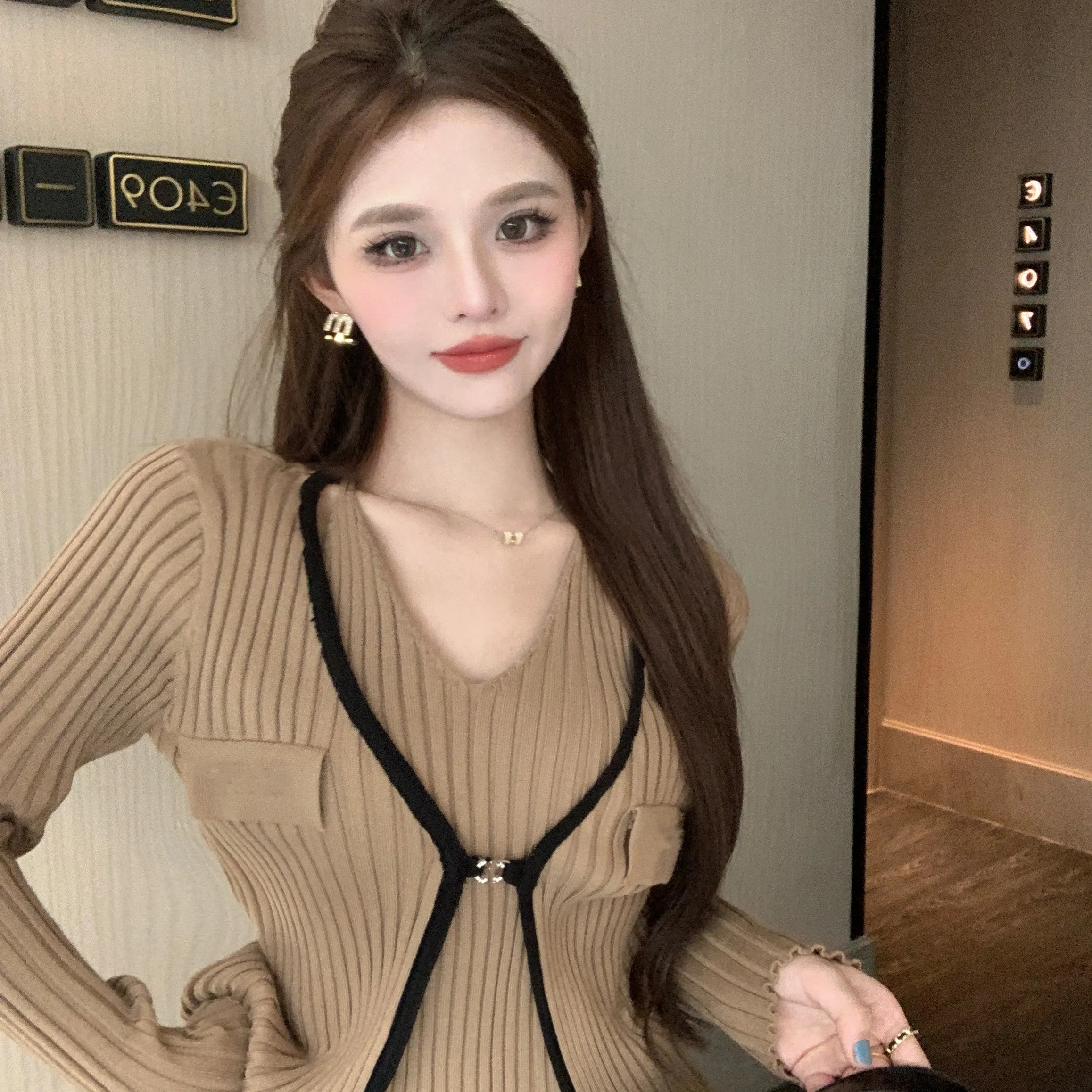 슬림핏 컬러 블록 니트웨어 페이크 투피스 가을 겨울 신상 슬림 여성 패션 슬림핏 탑