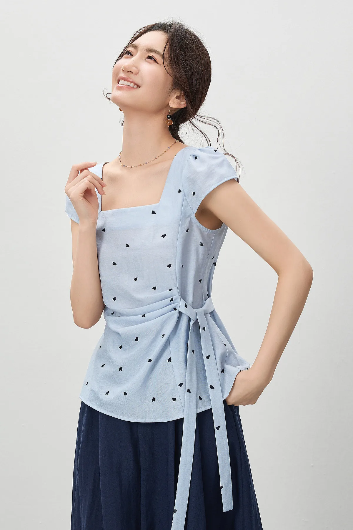 SENTUBILA Damen Chiffonbluse mit Herzmuster, Sommer, Gelb, Quadratischer Ausschnitt, Plissiert, Geraffte Taille, Kurzarm-Hemd 162VB5766 – Detail 12